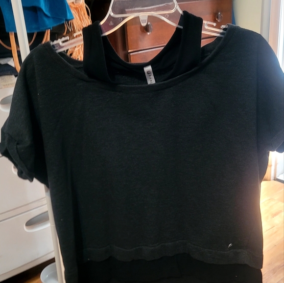 Fabletics Ladies Size Medium Black Grey Workout Top Cap Sleeves Round Neckline - Picture 2 of 16